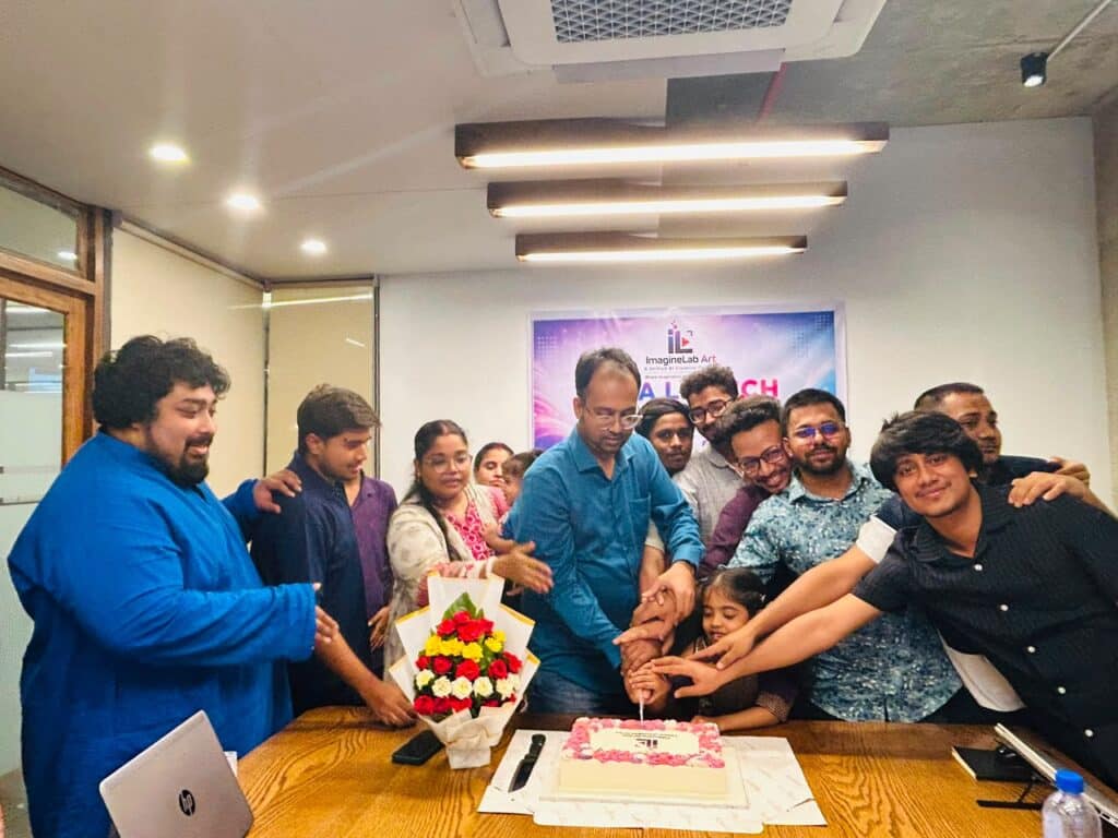 কেক কেটে ইমাজিনল্যাব আর্টের বিটা লঞ্চিং উদযাপন